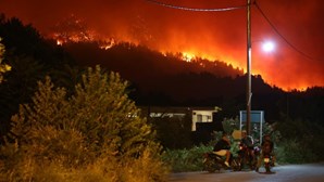 Incêndio perto de Atenas força à evacuação de várias casas