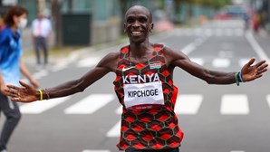 Queniano Kipchoge renova o título de campeão na maratona nos Jogos Olímpicos