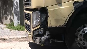 Homem de 49 anos esmagado pelo próprio camião em sucata