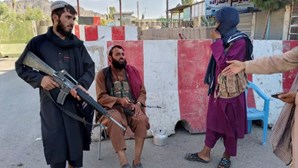 Talibãs conquistam décima capital provincial afegã numa semana