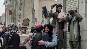 Talibãs já entraram em Cabul e governo do Afeganistão negoceia transferência de poder