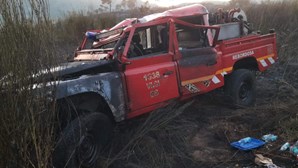 Três operacionais feridos em despiste de carro dos bombeiros no combate a incêndio em Baião