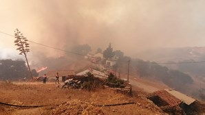 Prioridade dos bombeiros é travar expansão do fogo de Castro Marim a sul
