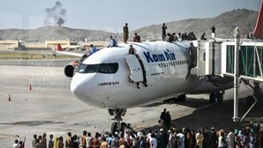 Caos e desespero no Aeroporto de Cabul: Milhares invadiram as pistas para tentar fugir do Afeganistão