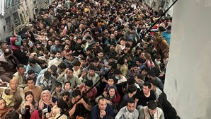 Imagem impressionante mostra centenas de afegãos dentro de avião lotado para fugir do Afeganistão