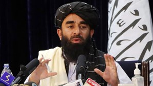 Talibãs proclamam "independência total" após retirada das forças dos EUA do Afeganistão 
