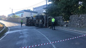 Condutor de camião cisterna ferido com gravidade em despiste em Famalicão