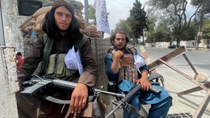 Talibãs voltam ao poder no Afeganistão: como se financiam e onde conseguem as armas