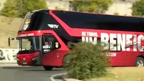 Cânticos e euforia dos adeptos na chegada do autocarro do Benfica ao Estádio da Luz 