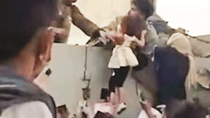 Mães em desespero atiram filhos para o aeroporto de Cabul com radicais a travar as saídas do Afeganistão 
