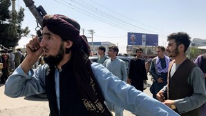 Talibãs ‘caçam’ opositores e famílias com visitas porta-a-porta no Afeganistão, alerta ONU