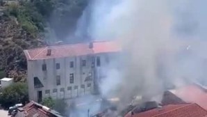 Helicóptero ajuda no combate às chamas durante incêndio habitacional em Vila Real