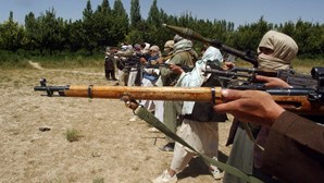 Talibãs exigem retirada do Afeganistão até ao final do mês