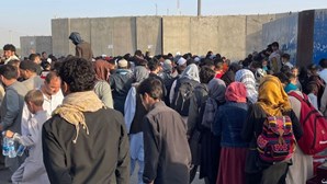 Cerca de 200 estrangeiros deixam Cabul pela primeira vez desde a saída das tropas dos EUA do Afeganistão