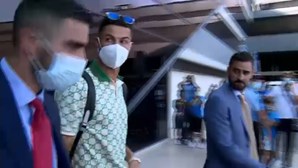 "Já vão saber daqui a uma hora": Ronaldo mantém tabu à chegada a Lisboa. Veja o vídeo 