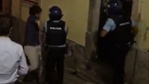 Polícia filmada a dispersar à bofetada jovens no Bairro Alto