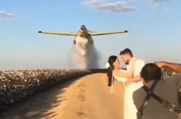 Avião descarrega 900 litros de água para criar arco-íris em fotos de casamento