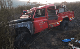 Três operacionais feridos em despiste de carro dos bombeiros no combate a incêndio em Baião	