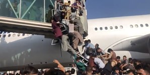 A precipitação para entrar num avião levou várias pessoas a cair de uma escada de acesso 