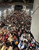 Militar dos EUA partiu com mais de 600 afegãos que correram em pânico pela rampa de entrada da carga 