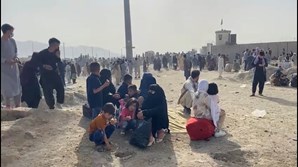 Talibãs travam afegãos que tentam chegar ao Aeroporto de Cabul 