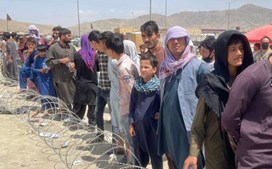 Afegãos esperam sair do país no aeroporto de Cabul