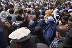 Milhares de pessoas bloqueiam acessos ao Aeroporto de Cabul	