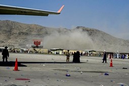 Explosão em Cabul vista do aeroporto