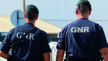 Homem forçava mulher a ter sexo com outros homens a troco de dinheiro