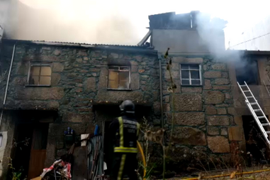 Idoso ferido em incêndio que consumiu casa em Viseu