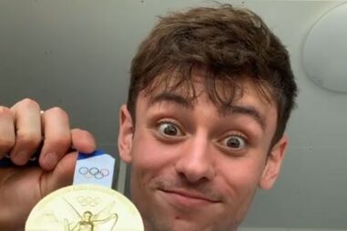 Tom Daley: O campeão olímpico que faz tricô e se tornou ícone LGBT 