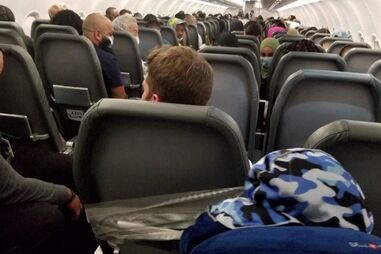 Passageiro preso com fita-cola a assento de avião após causar distúrbios a bordo