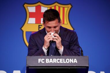 Lionel Messi emocionado na despedida do Barcelona