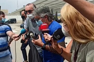 Pai de Messi chega ao aeroporto de Barcelona após ser noticiado acordo com o PSG