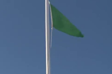 Bandeira verde na praia
