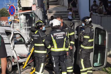 Homem ferido após despiste com capotamento de um jipe em Lisboa