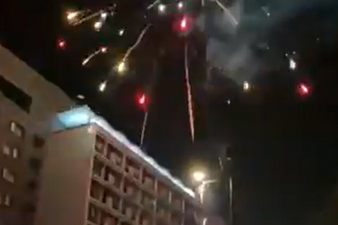 Adeptos do PSV lançam foguetes durante a madrugada junto ao hotel do Benfica