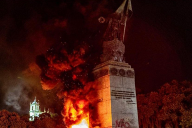 Estátua de Pedro Álvares Cabral incendiada e vandalizada no Rio de Janeiro durante protestos de movimento indígena