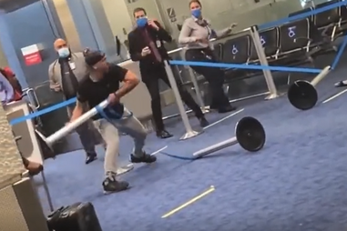 Militar veterano detido e hospitalizado após atos de violência no Aeroporto de Miami