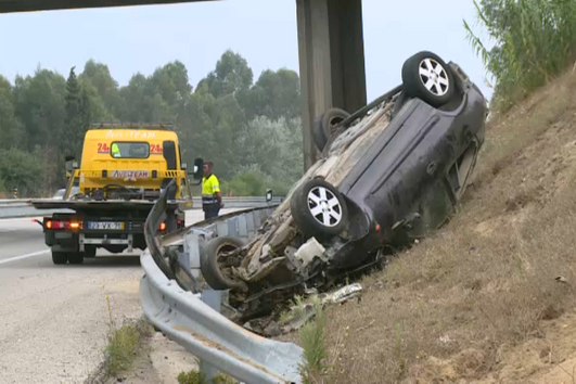 Homem morre em despiste de carro seguido de capotamento na A1 em Aveiro