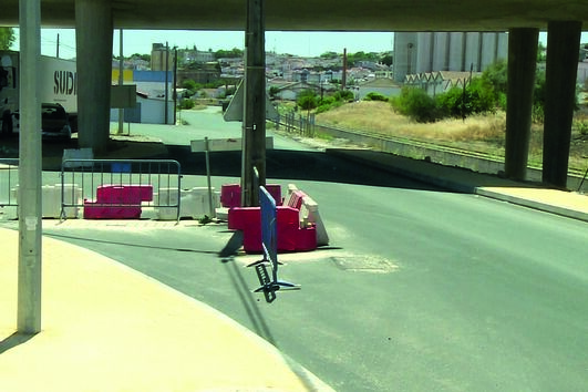 Obras na via pública deixam poste no meio da estrada em Beja