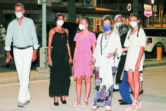 Felipe e Letizia com as filhas e a rainha Sofia em Maiorca 