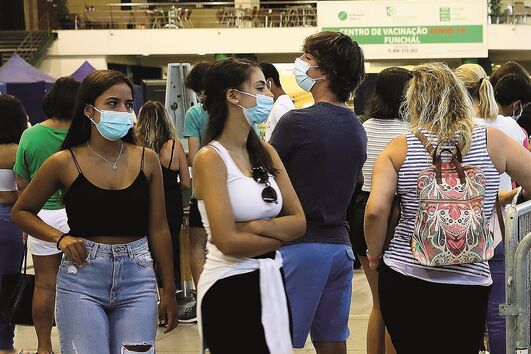 Acelera vacinação contra a Covid-19 nos jovens 