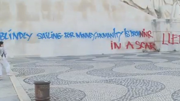 Padrão dos Descobrimentos em Lisboa vandalizado em inglês ...