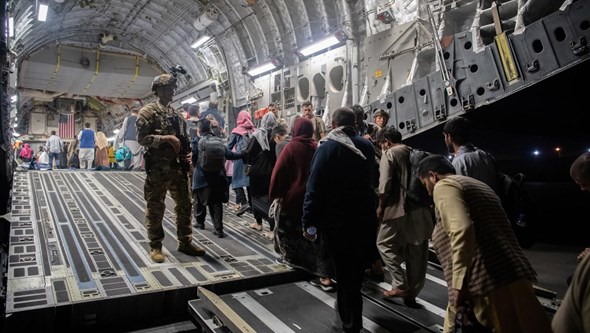 Centenas de americanos e colaboradores afegãos deixados para trás após retirada dos EUA de Cabul
