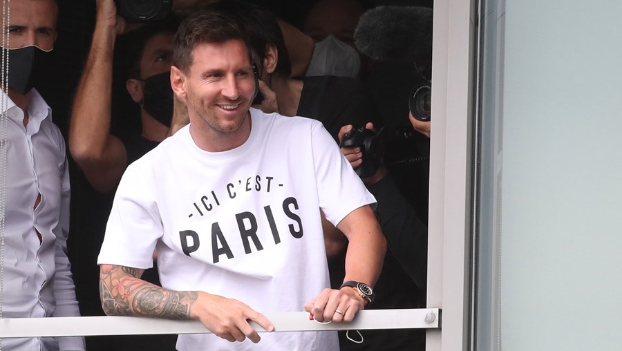 O craque argentino surgiu aos adeptos do Paris Saint-Germain de t-shirt com o lema do clube