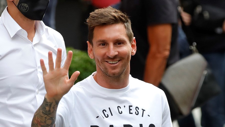 Sorridente, Leo Messi vestia camisola com frase do clube "Aqui é Paris"