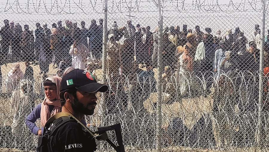 Milhares tentam fugir da guerra passando a fronteira para o Paquistão