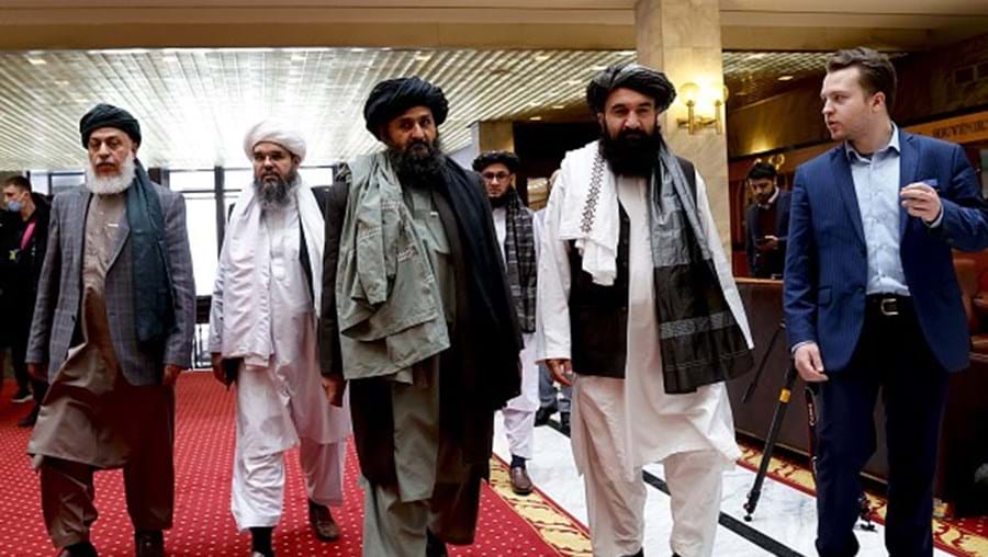 Mullah Baradar, cofundador dos talibã, regressa ao Afeganistão após 20 anos de exílio