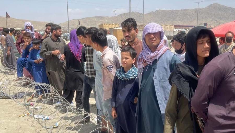 Afegãos esperam sair do país no aeroporto de Cabul